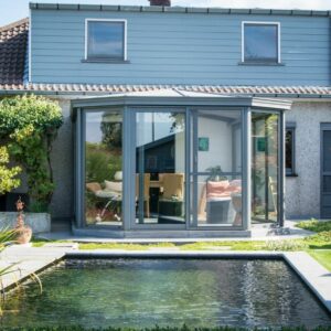 Veranda en zwemvijver in kleine tuin